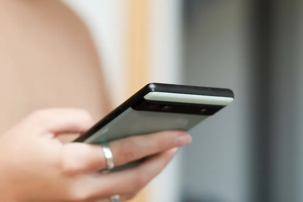 スマホを操作する女性