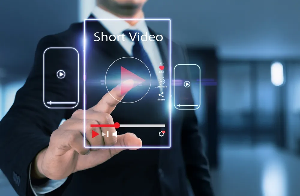 ショート動画をタップする男性